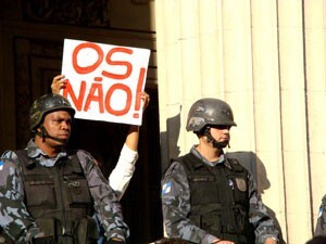 2-manifestantes_sao_agredidos_enquanto_alerj_aprova_projeto_que_privatiza_saude02-300x225.jpg